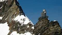 断崖絶壁にポツンと一軒、ヨーロッパで最も高い位置に建つスフィンクス天文台(スイス) | カラパイア