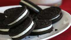 なぜオレオのクリームは片側のクッキーにだけガッツリくっつくのか?を探求する学問「オレオロジー」誕生