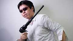 構えた姿はまるで銃 職質必至?の細長レンズ「LAOWA 24mm F14 2×」でマクロの世界を激写する