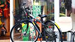 1980年代のパソコン、PC-98時代のモニターをお洒落に活用! モニターがスニーカーのディスプレイ用家具に。 - Swingin' Thinkin'