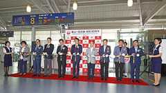 50周年、60周年へ JAL成田~釜山線が40周年 韓国・釜山の金海国際空港でセレモニー | 乗りものニュース