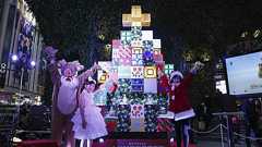 “みんなの『マインクラフト』ツリー2016”点灯式開催。谷花音さんらが仕上げのブロックをツリーに設置 - 電撃オンライン