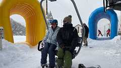 ゲレンデで“リフト相席”、見知らぬ男女の恋は実る?仕掛け役は大手マッチングアプリ | bizSPA!