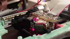 DVDドライブから高倍率なレーザー顕微鏡を作り出した猛者が登場