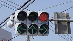 もうすぐ青信号と思ったら「赤で“←↑→”」だった ナゼ? ちょっとしたら青に | 乗りものニュース