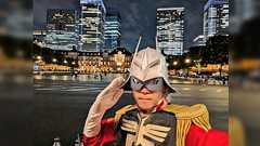 シャアの格好で自転車に乗る人が天皇陛下の乗った車両が通るので自転車を降りてヘルメットを外したら…スーツの人達に囲まれた話