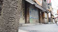 渋谷駅前とセンター街の街角にひっそり佇む陸軍敷地の標石|さんたつ by 散歩の達人