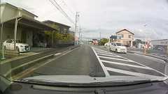 なぜそんなことに…?愛知県では「車道の真ん中で老人がアスファルトを掘ってるかもしれない運転」が必要です。