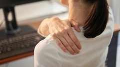 マッサージ機でもぶら下がり健康器でもない…勝間和代が「2週間で五十肩が解消した」と話す最新家電