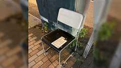 「都だと厳しいんだろうなあ…」ただの捨てられた椅子かと思いきや…撤去の警告書に80歳のおばあさんの切実な思いが綴られていた