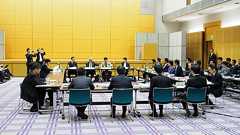 総務省とキャリアの“いたちごっこ”に終止符は打たれるのか? 20年間の競争と規制を振り返る