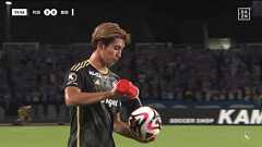 PKを獲得したFC町田ゼルビアFW藤尾翔太が恒例のボール水かけ行為→主審が注意しボール交換を指示 :