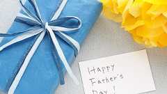 父の日のプレゼント「毎年贈る」は49%。 母の日は66%なのに…… | ダ・ヴィンチWeb