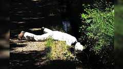 『地面に直接カバンを置くなんて』と言われたので生物系研究者が"日常生活"を怒涛のように紹介する流れ「遺体だと思われて通報された」