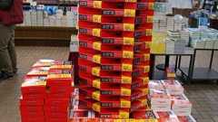 三省堂書店名物「タワー積み」圧巻-「新明解国語辞典」で2メートル