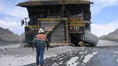 荷物を積み過ぎて押しつぶされた400トントラック