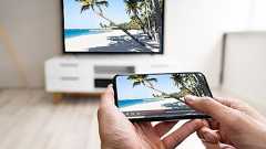 スマホの画面をテレビに映したい!有線接続と無線接続の違いを解説 -エレコム
