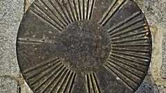 車止めポールに隠された謎のメッセージに気が付いた数学教師。ツイッターで呼びかけその正体が明らかに(スペイン) : カラパイア