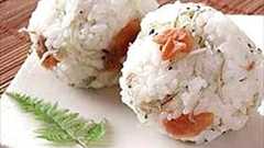梅干しを混ぜ込んだゴハンをごま油で握るおにぎり。旨いぞ。 : お料理速報