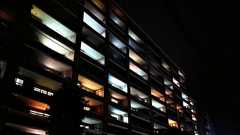 自分が住むマンションにある絶対厳守のルール「裏山に面した電灯は隣同士別々の色にしなければならない」からはじまる話…ジャムの法則を思い出す