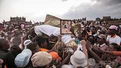 遺体とダンス 死者敬う風習がペスト感染リスクに マダガスカル