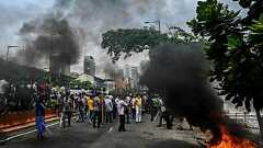 スリランカ首相、辞意表明 政府支持者がデモ隊襲撃で死傷者