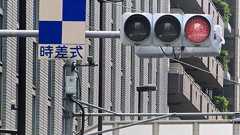 いつ右折したらいいかわからんぞ! 苦手な人の多い「時差式信号」の行っていいタイミングはどう判断するのが正解?