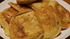 【簡単レシピ】「油揚げコロッケ」油揚げにジャガイモと挽肉&玉ねぎのコロッケタネを入れて焼く → 旨味! - ネタフル