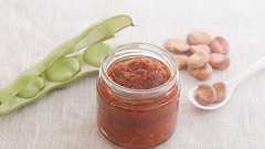 2種のそら豆で仕込む絶品「豆板醤」。旬の生豆と完熟豆で違いを楽しむ