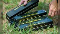 羊羹は空港の保安検査でプラスチック爆弾と間違われることがあるらしい...共通点を比較したらあまりにも似過ぎていて「信じてくれなかったのでその場で食べたことある」