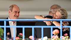 カンヌ映画祭開幕、スターたちがマスクなしでキス