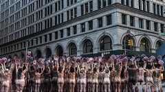 なぜ女性の乳首画像は規制対象? FB社屋前でヌード撮影で抗議 米