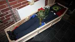 IE6の“葬儀”行われる Microsoftから献花も