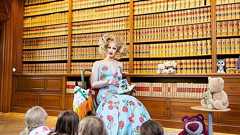 ストックホルム副市長、ドラァグクイーン姿で極右の「不寛容」に対抗