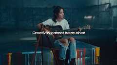 Appleの炎上CMにサムスンがアンサー動画 プレス機に座った女性が壊れたギターを奏でる Xで賛否に