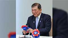 朝の会議で、石破総理が着席早々人形を見てボソッと「ミャクミャク君だぁ、よしよし」直後に真顔で地方創生とトランプ関税の話をし始めた