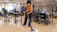 わずかな年金で老後の生活費賄えず、70歳過ぎても働く日本人が増加