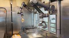 全自動そばゆでロボ、2本腕で本格展開 駅そば店の人材不足に対応