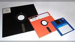 夫のPCでエクセルを使った妻、職場にデータを持ち込もうとPCの側面を覗き込む「妻よ、言いにくいがMacBook Pro 2018にフロッピーはないんだ…」→今でも現役なFDDや入手経路、思い出が集まる