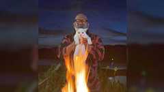 BBQの火起こし中にテーブルに上がってきた猫を遠ざけようと捕獲したら、黒魔術の儀式のような写真が撮れてしまった