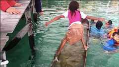 海に生きるバジャウ(Bajau)族の少女の「浸水したボートの中の水をあっと言う間に追い出す賢い方法」の動画