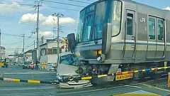 車と電車が衝突の瞬間、ドライブレコーダーが撮影 踏切に車がゆっくり進入 加古川