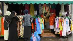 ムスリム女性移民、英語習得しなければ追放も 英首相が新方針