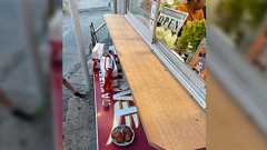 カレー屋をしていたら近所で作業してるガテン系の兄ちゃんが好意で老朽化したカウンターの修理を即日してくれてほっこり