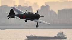 日本人操縦の零戦、東京湾で里帰り飛行 エアレースで:朝日新聞