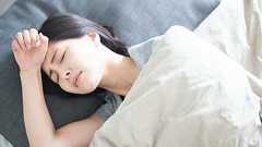 「エアコンを一晩中つけること」睡眠のプロが熱帯夜の快眠術“5つのテクニック”を解説|FNNプライムオンライン