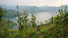 「湖水爆発」で数百万人が犠牲の恐れ、時限爆弾のようなキブ湖