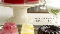 未体験の食感に「まるでお店のゼリーみたい」の声! 1つのゼリー液を冷やし固めると自然に2つの層になる『魔法のゼリー』登場 | ダ・ヴィンチWeb