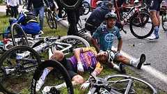 ツール開幕ステージで大クラッシュ、主催者は観客訴える意向