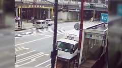 路駐トラックの運転手が後方のこちらを確認したので横を走り抜けようとしたら突然開いたドアに自転車を横転させられた!